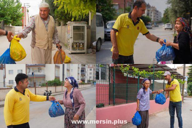 Tarsus Belediyesi 2 Ton Yeni Dünya Meyvesini Kapı Kapı Gezerek Dağıttı