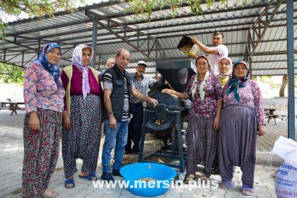 Büyükşehir Belediyesi'Nin Badem Soyma Makinesi Desteği Sayesinde Hasat Dönemi Artık Çile Olmaktan Çıktı.