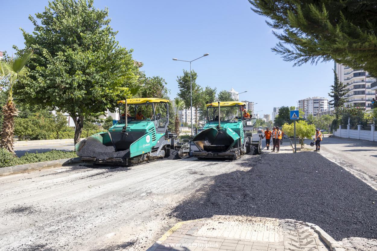 Mersin Büyükşehir’in Yol Yapım Ekibi 50.Yıl Mahallesi’nde Çalışıyor