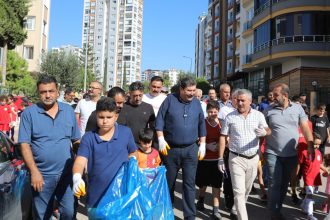 Toroslar’da Oyun Oynayan Çocuklar, Park Ve Sokaklarda Çöp Toplama Faaliyeti Gerçekleştirdi