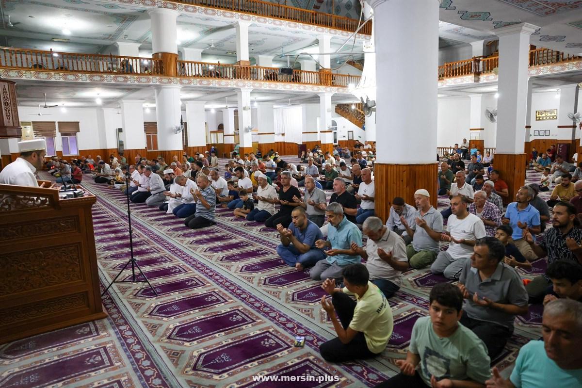 Vali Ali Hamza Pehlivan, Erdemli'Deki Merkez Camii'Nde Düzenlenen Mevlid Kandili'Nin Katılımına İzin Verdi.