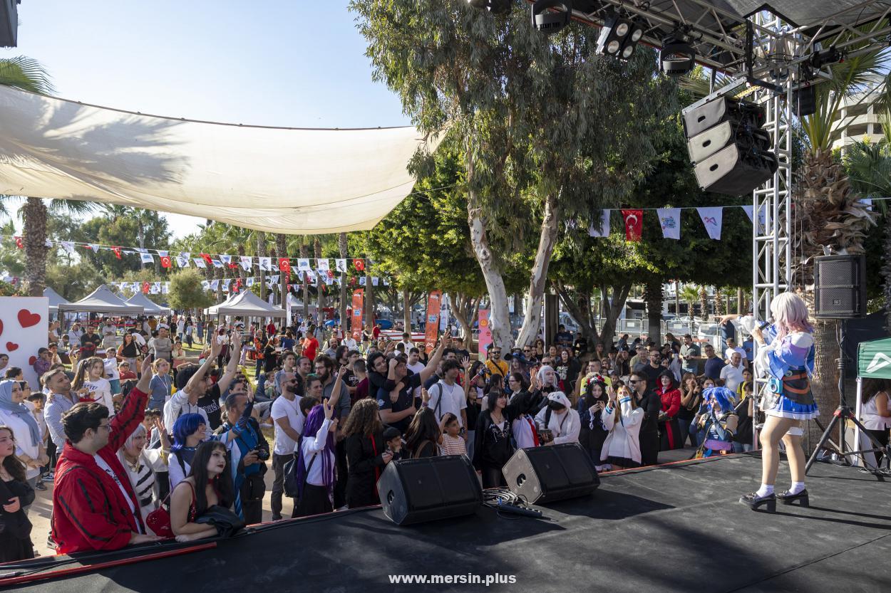 Büyükşehir'In Inisiyatifiyle '3. Mersin Gençlik Festivali' Coşkuyla Açılış Yaptı