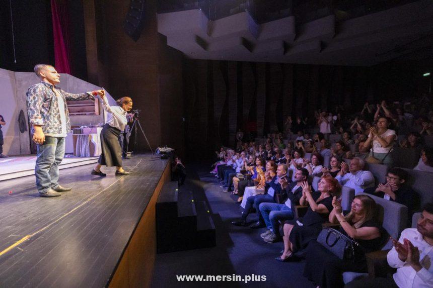 Mersin Büyükşehir Belediyesi Şehir Tiyatrosu, 24. Sanat Sezonu'Nu &Quot;Kuş Öpücüğü&Quot; Adlı Oyunla Başlattı.