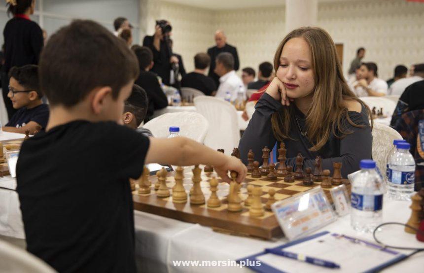 8. Uluslararası Satranç Turnuvası'Nda Sporculara Ödüller Dağıtıldı