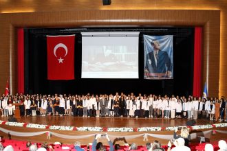 Eczacılık Fakültesi 1. Sınıf Öğrencilerimiz Düzenlenen Törenle Beyaz Önlüklerini Giydi