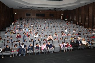 Mezitli'de Tiyatro Deneyimi Olmamış Çocuklar Tiyatro ile Tanıştırıldı