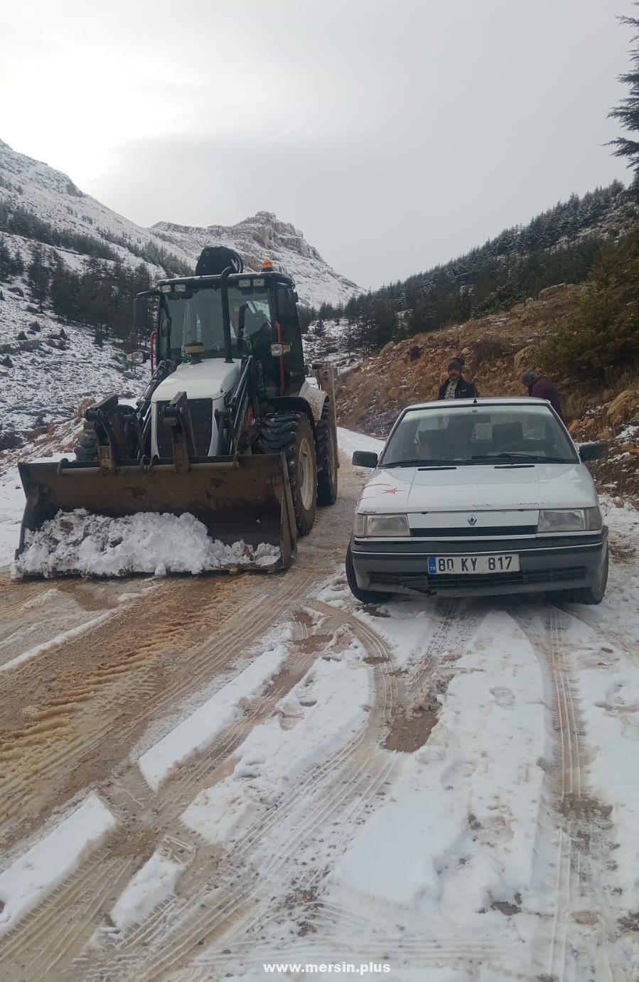 Toroslar Belediyesi, İlçenin Yüksek Bölgelerinde Karla Kapanan Yolları Açma Çalışmalarına Devam Ediyor