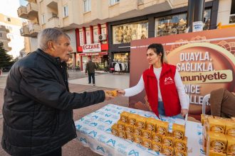 Regaip Kandili'Nde Büyükşehir, 15 Bin Kandil Simidini Halkla Paylaştı